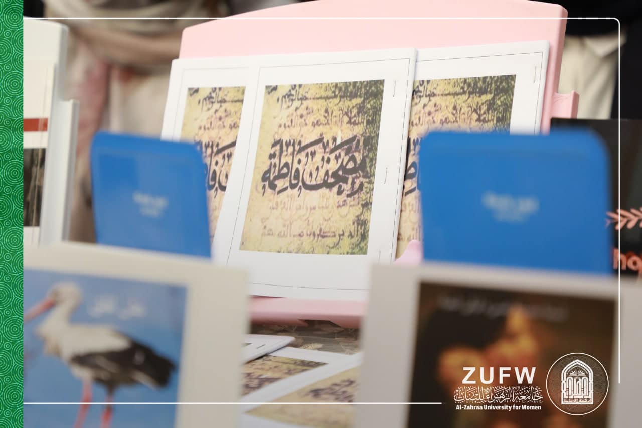 على هامش ذكرى التأسيس الرابعة، وزير التعليم العالي والبحث العلمي الأسبق والأمين العام للعتبة الحسينية المقدسة يفتتحان معرضاً خاصا بالكتب في أروقة الجامعة.