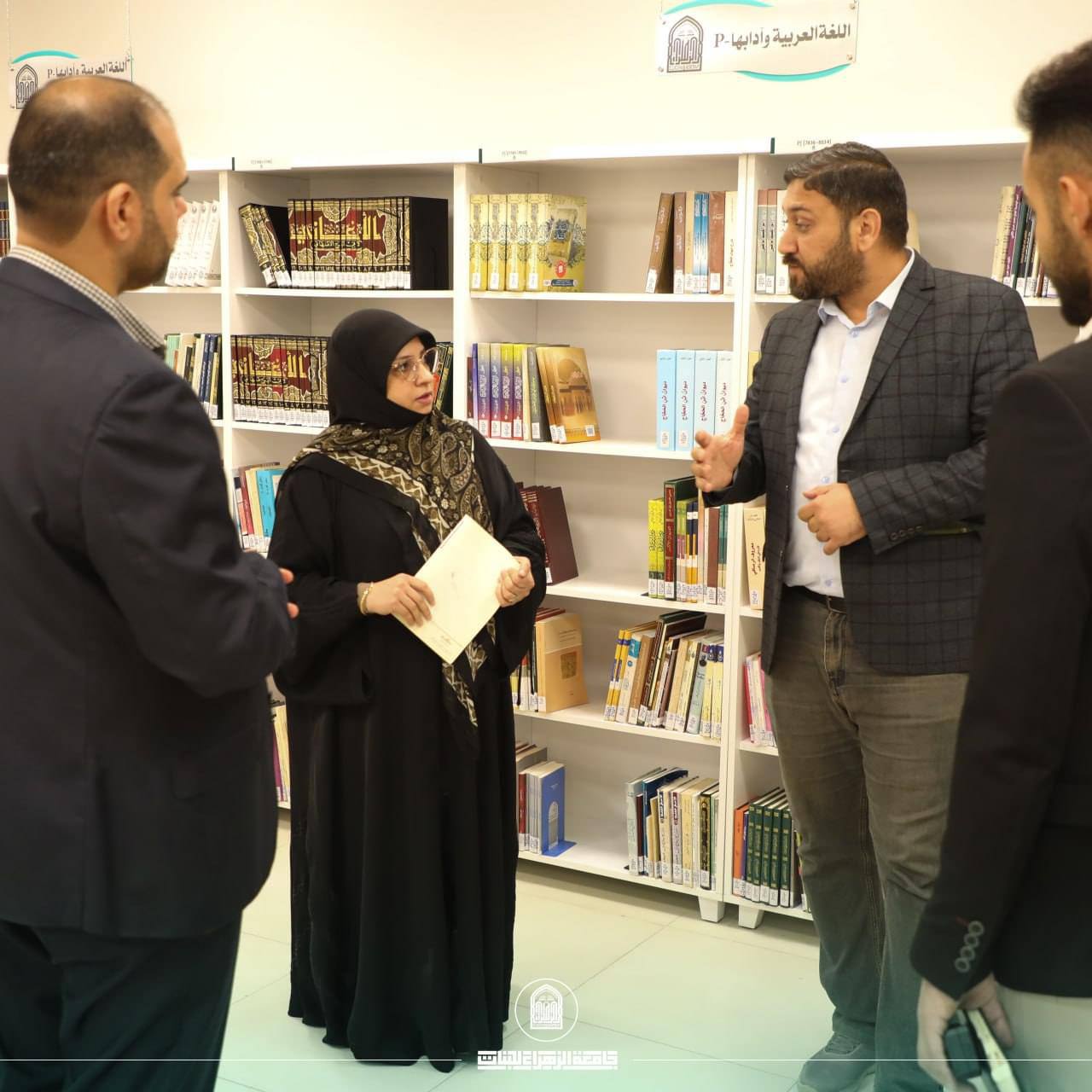 وحدة التعفير في العتبة الحسينية المقدسة تباشر بمهمة تعفير وصيانة الاف الكتب