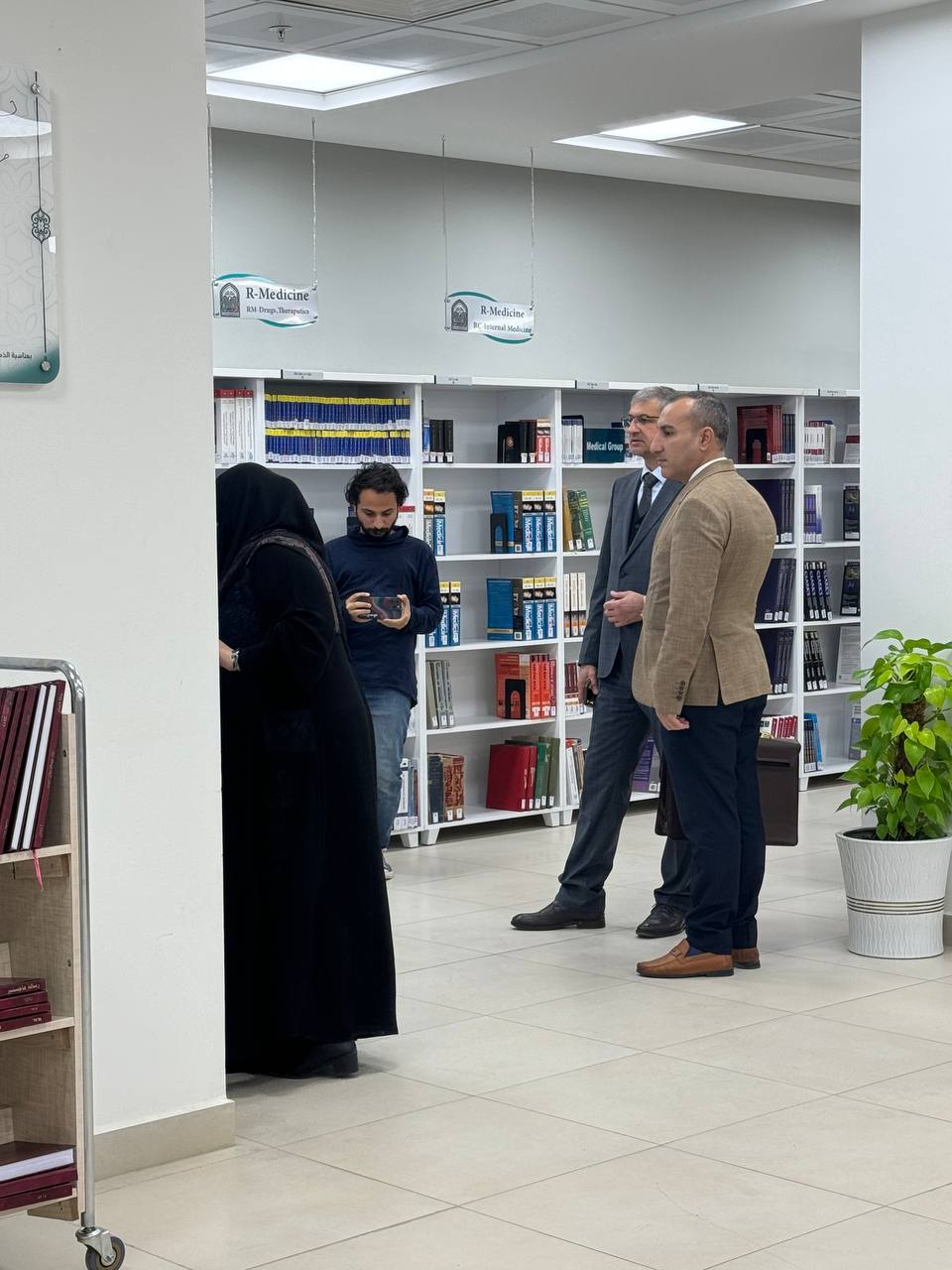 وفد من شعبة التأهيل والتوظيف والمتابعة لشعبة الخريجين في وزارة التعليم العالي والبحث العلمي يزور المكتبة المركزية